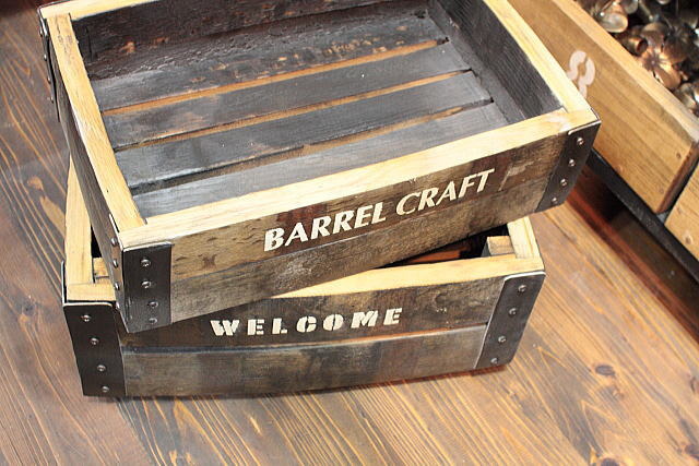 樽プランターの活用例: ウイスキー樽・ワイン樽 － 木製什器の専門店F-RAISE